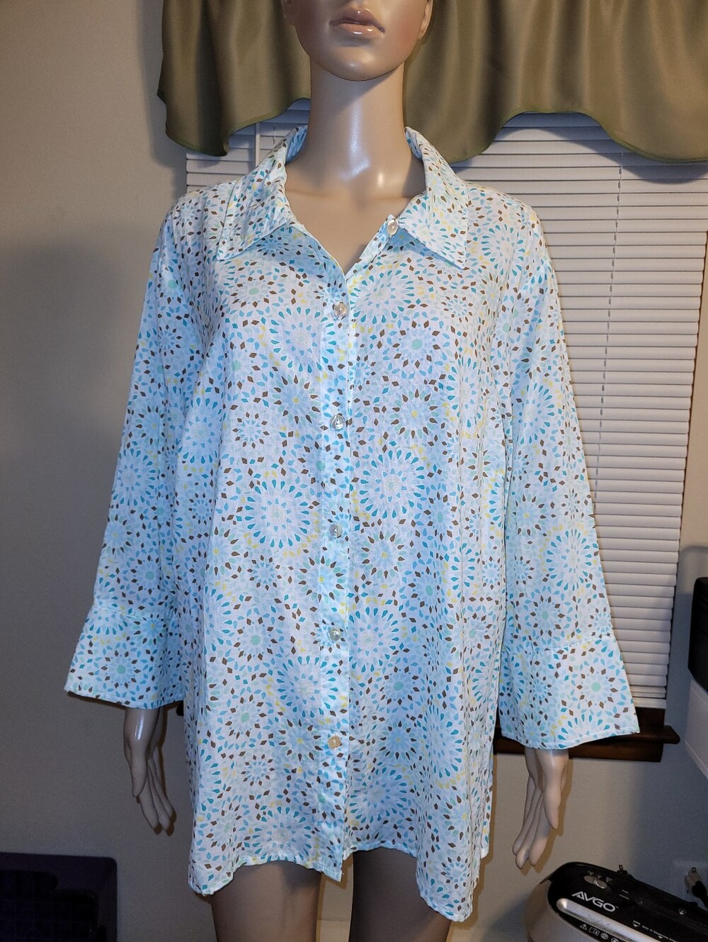 JH Collectibles White with a floral Geometric Pattern Button-Up Blouse. Size 3X